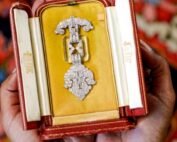 Cartier broche Chiswick Auctions